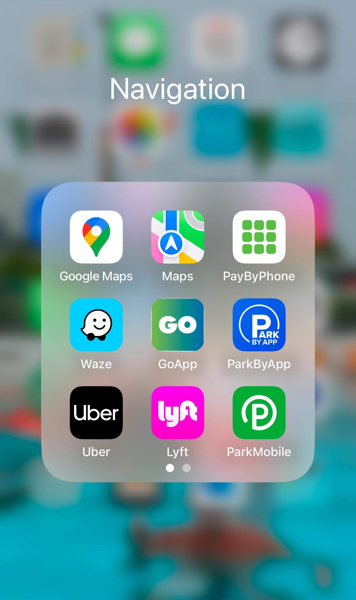 Puede agrupar aplicaciones relacionadas en una carpeta en tu teléfono inteligente. Esta es una captura de pantalla de ejemplo de aplicaciones de navegación agrupadas, como Google Maps, PayByPhone, ParkMobile, Uber y Lyft en un iPhone.