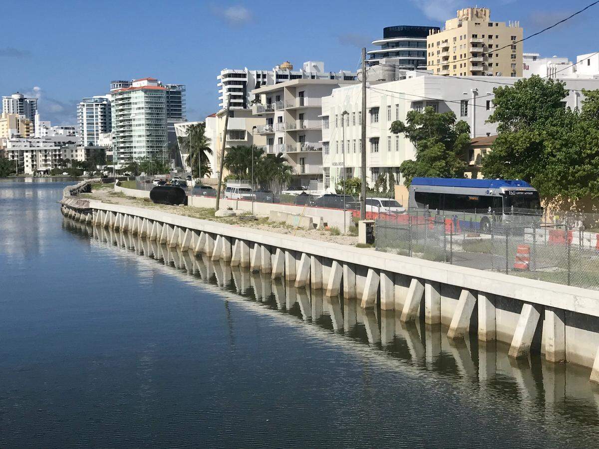 Mirando hacia el norte en 29 Street e Indian Creek Drive, donde la ciudad de Miami Beach probablemente tendrá que arrancar y reemplazar el malecón recién construido debido a la falta de permisos adecuados.