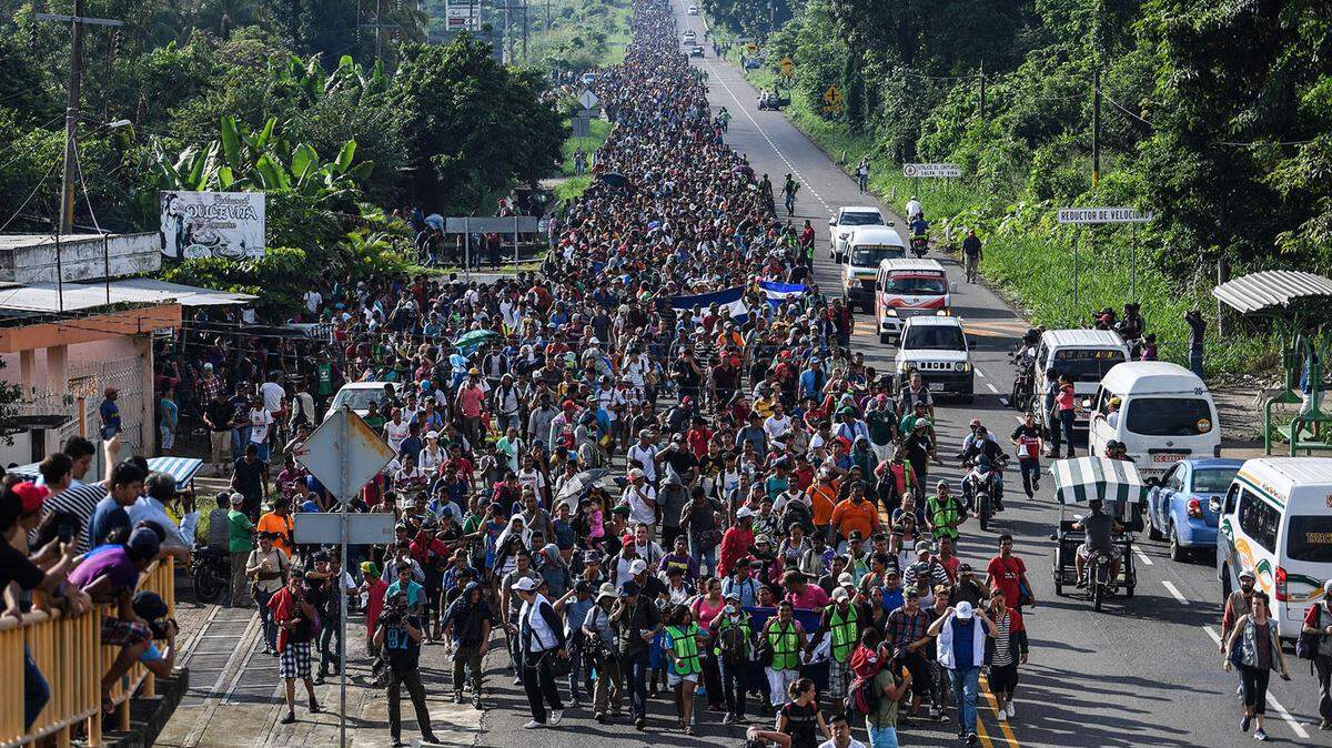 Thousands of Honduran migrants resumed their march toward the United States on Sunday from the southern Mexican city of Ciudad Hidalgo.