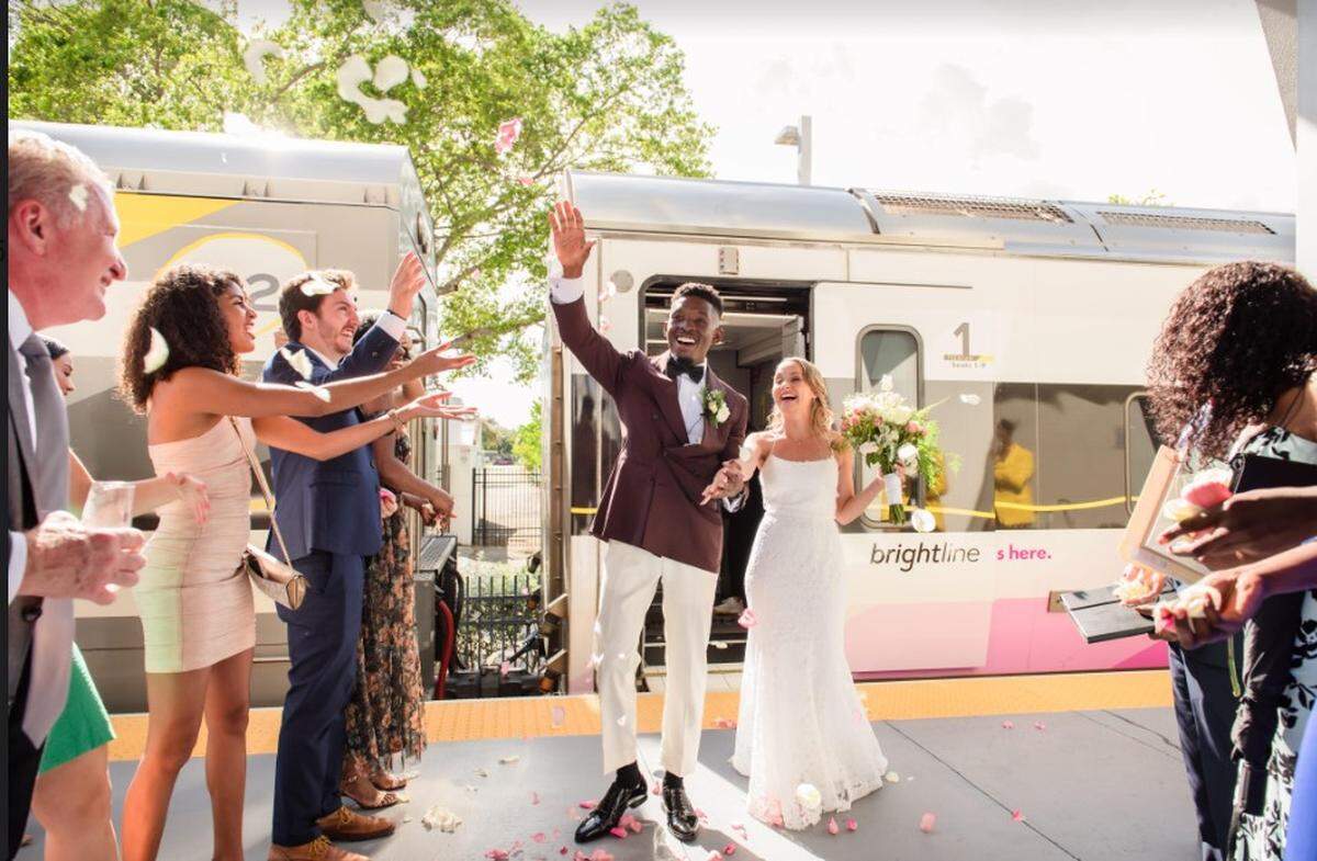Megan Michelle Gabelman y Jean-Phillipe Charles se casaron el martes a bordo de un tren de Brightline que viajaba de West Palm Beach a Fort Lauderdale.