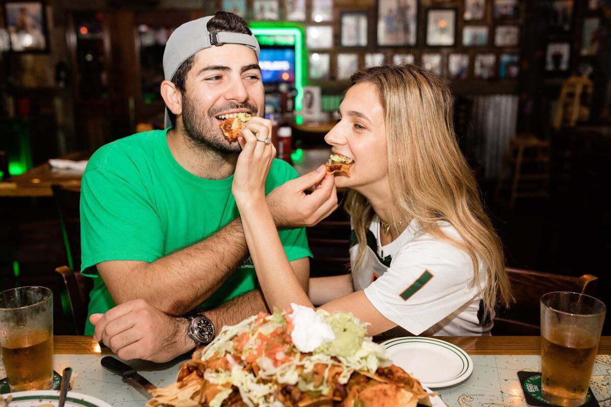 José “Tuto” Moreiras and Elisa Cantero met at a Flanigan’s Seafood Bar and Grill two years ago — so they decided to take their engagement photos there. The couple immortalized their love by feeding one another loaded nachos.