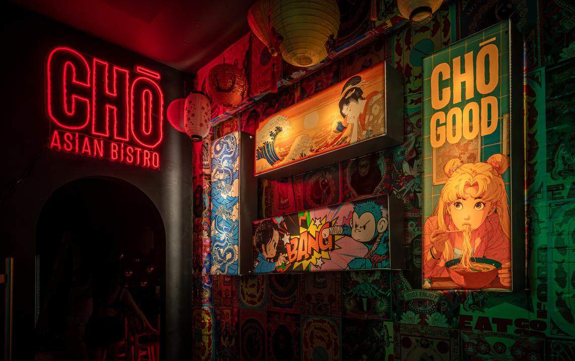 Carteles en Cho Funky Asian Bistro en Miami Beach.
