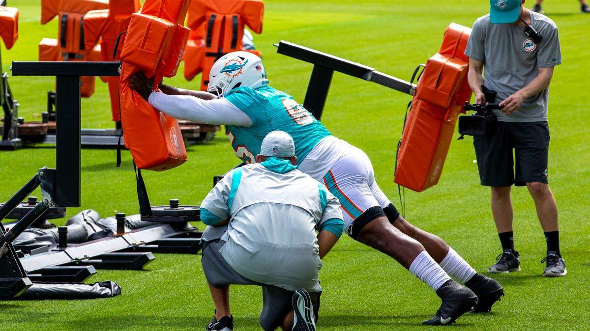 Miami Dolphins defensive tackle Benito Jones (95) participates in blocking drills during the second day of mandatory mini camp at Baptist Health Training Complex in Miami Gardens, Florida, on Thursday, June 2, 2022.