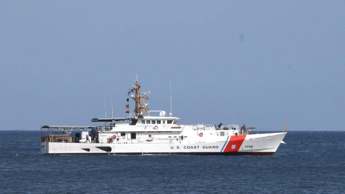 The U.S. Coast Guard Cutter Winslow Griesser, homeported in San Juan, Puerto Rico, took almost 20 migrants from the Dominican Republic on board Tuesday