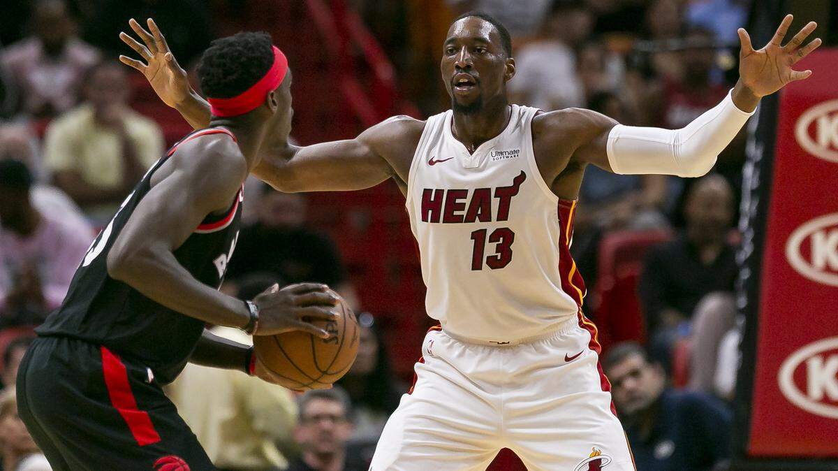 El centro del Heat Bam Adebayo marca al delantero de los Raptors Pascal Siakam (43) el 10 de marzo en el AmericanAirlines Arena.