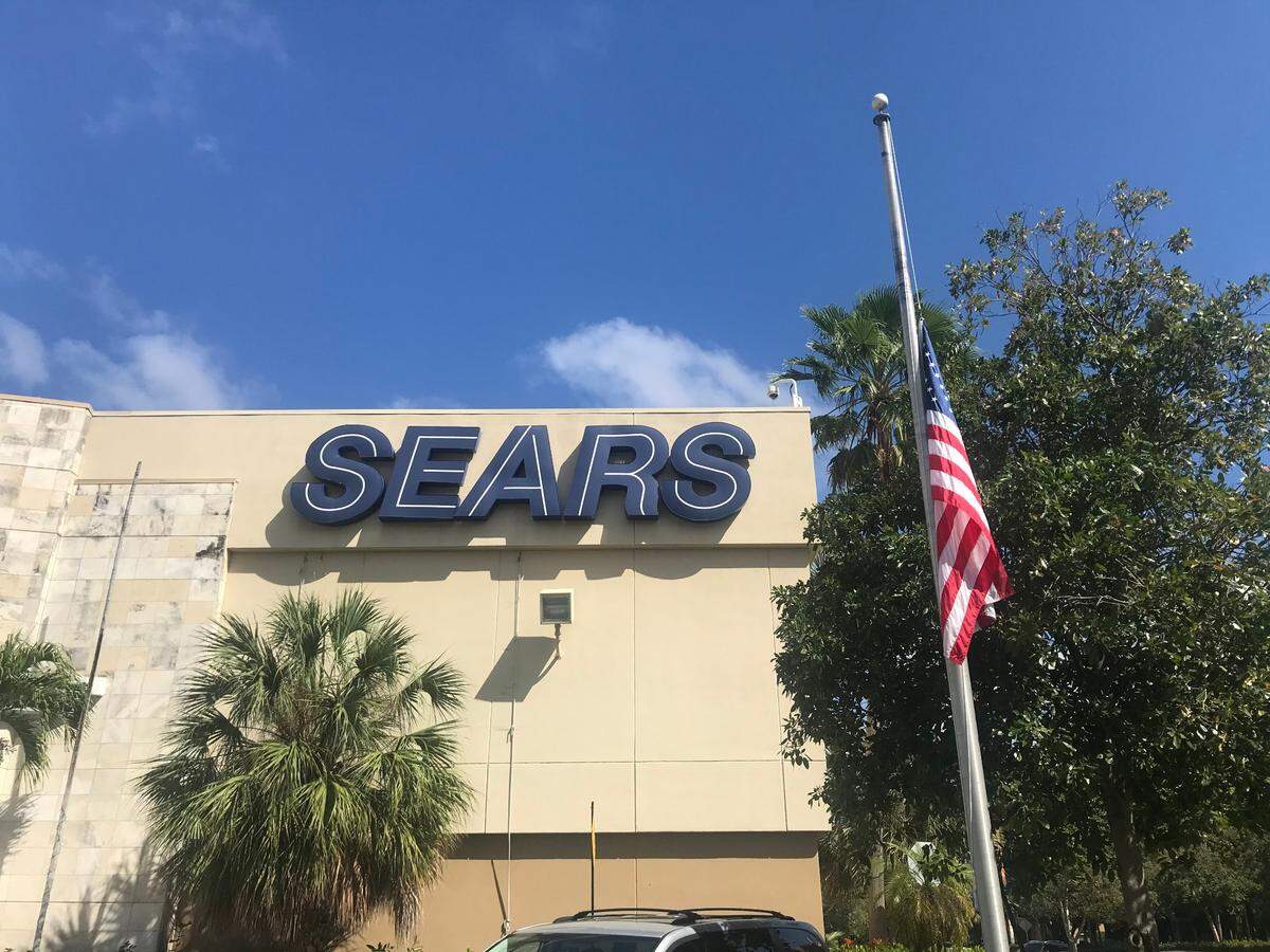 La bandera estadounidense ondea a media asta en la tienda Sears de Coral Gables por respeto a las más de 500,000 muertes por COVID-19, no por el cometarista de radio Rush Limbaugh, como ordenó el gobernador Ron DeSantis para el Capitolio de Florida.