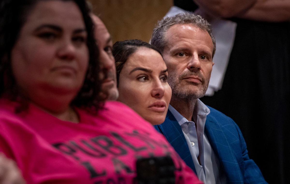 Leila Centner (centro) y David Centner (derecha) escuchan a los oradores durante la parte de comentarios públicos de la reunión de la Comisión de Miami el 14 de marzo de 2024. En la reunión, David Centner anunció que la pareja se retiraba del controvertido acuerdo de Biscayne Park después de recibir la oposición de la comunidad. Más tarde ese día, el comisionado municipal votó por unanimidad revocar el contrato de la ciudad con los Centner que les permitía construir un centro deportivo en Biscayne Park.