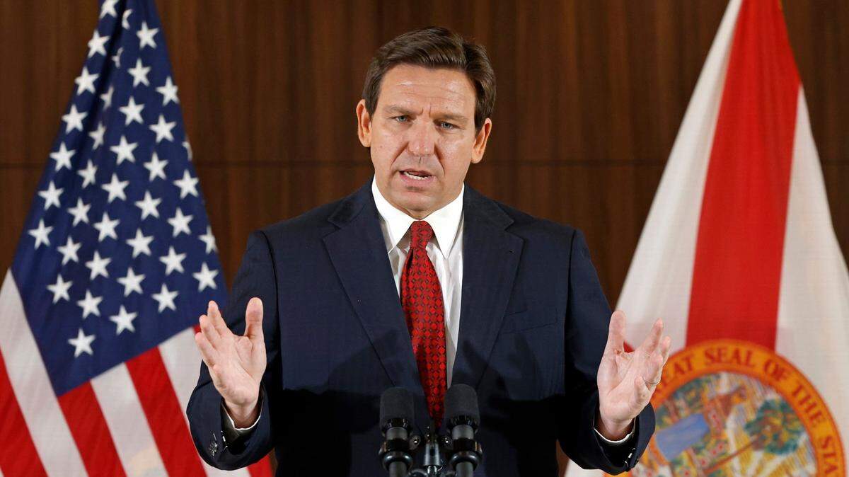 El gobernador de la Florida, Ron DeSantis, se dirige al público durante una conferencia de prensa en la que propuso nueva legislación contra el crimen durante un evento en Miami el jueves, 26 de enero de 2023.