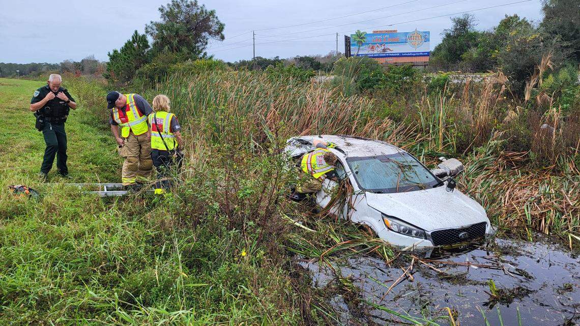 A “human chain” is being credited with rescuing Christmas for three children, after a car loaded with gifts crashed into a flooded ditch in Florida, according to the Cit of Ormond Beach.