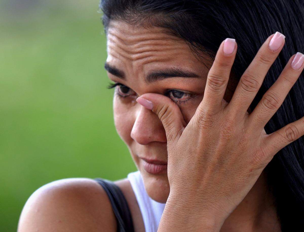 Sonia, una migrante venezolana de 30 años, se limpia las lágrimas de las mejillas mientras recuerda a su hijo que dejó en Venezuela con la esperanza de encontrar una mejor vida en Estados Unidos.