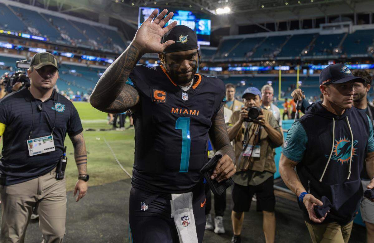 Miami Dolphins quarterback Tua Tagovailoa (1) greets fans while leaving the field after a 27-21 win over the New York Jets at Hard Rock Stadium on Monday, Sept. 29, 2025, in Miami Gardens, Fla.