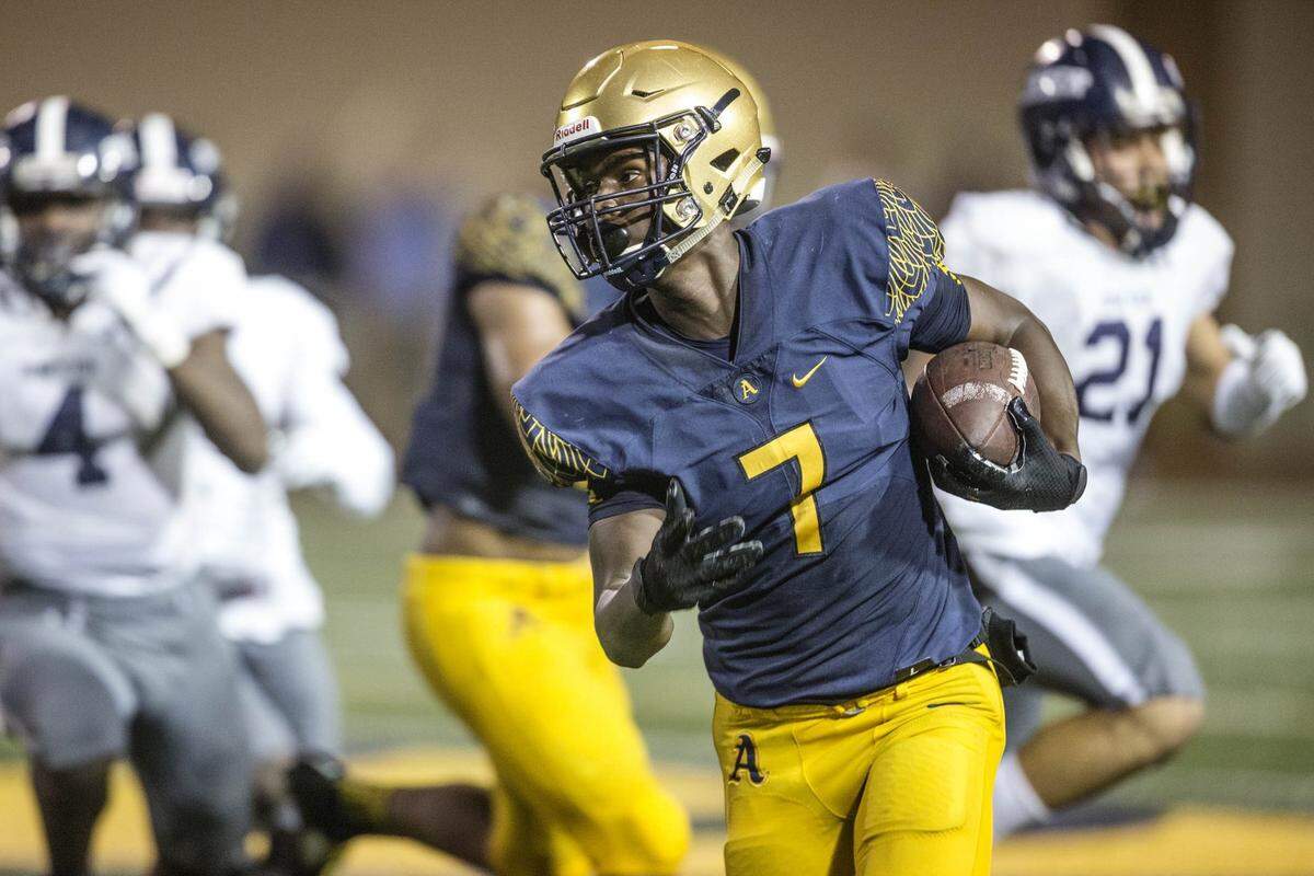 St. Thomas Aquinas’ Jordan Battle (7) runs with the ball against Dwyer in the regional final at St. Thomas Aquinas High School in Fort Lauderdale on Friday, November 23, 2018. [JAMES WOOLDRIDGE/palmbeachpost.com]