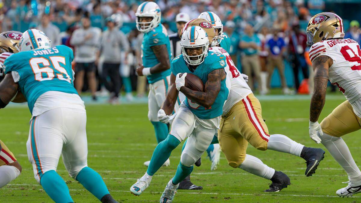 El running back de los Miami Dolphins, Raheem Mostert (31), corre con el balón durante la primera mitad de su juego de la NFL contra los San Francisco 49ers en el Hard Rock Stadium el domingo 22 de diciembre de 2024, en Miami Gardens, Florida.