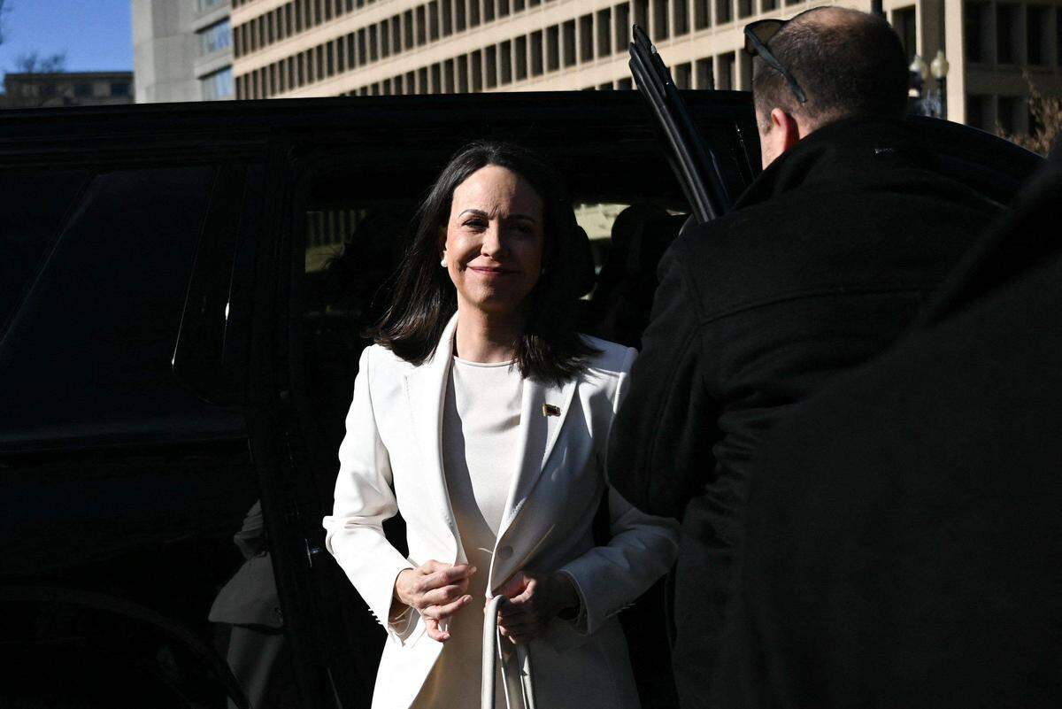 La líder de la oposición venezolana, María Corina Machado, sale de un vehículo a su llegada a las cercanías de la Casa Blanca antes de una reunión con el presidente Donald Trump en Washington, D.C., el 15 de enero de 2026.