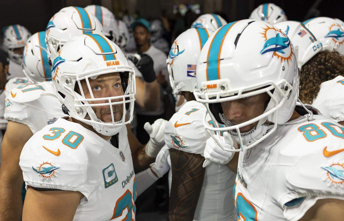 Miami Dolphins fullback Alec Ingold (30) huddles with his teammates before their NFL game against the Atlanta Falcons at Mercedes-Benz Stadium on Sunday, Oct. 26, 2025, in Atlanta, Ga.