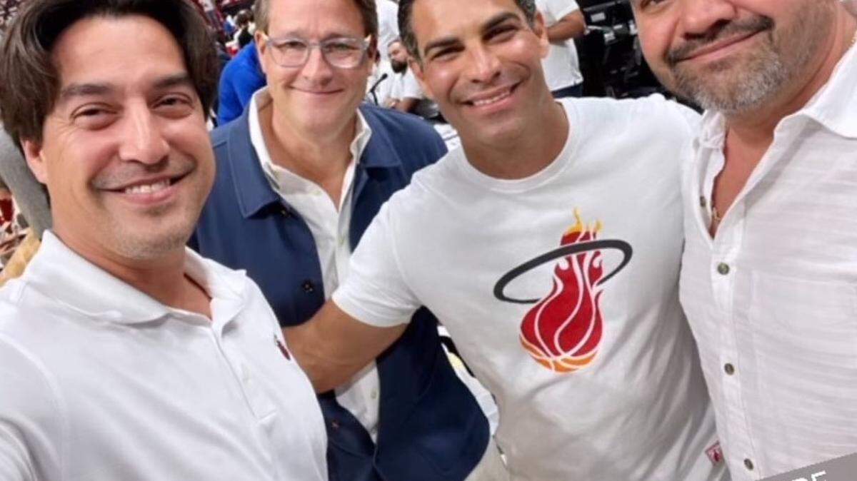 Un selfie publicado en Instagram por el especialista en bienes raíces de Miami Andrés Asion, lo muestra junto a la cancha en el inicio de los playoffs de la Conferencia Este de los Miami Heat con el alcalde Francis Suárez y el emprendedor tecnológico Sean Wolfington. (Foto proporcionada por Andrés Asion/Instagram)