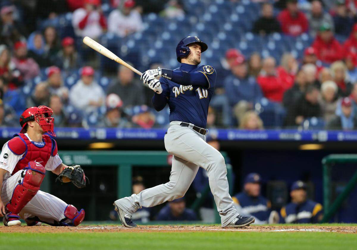 Yasmani Grandal # 10 de los Milwaukee Brewers bateó un jonrón de tres carreras en la segunda entrada durante un juego contra los Filis de Filadelfia en el Citizens Bank Park el 14 de mayo de 2019 en Filadelfia, Pensilvania.