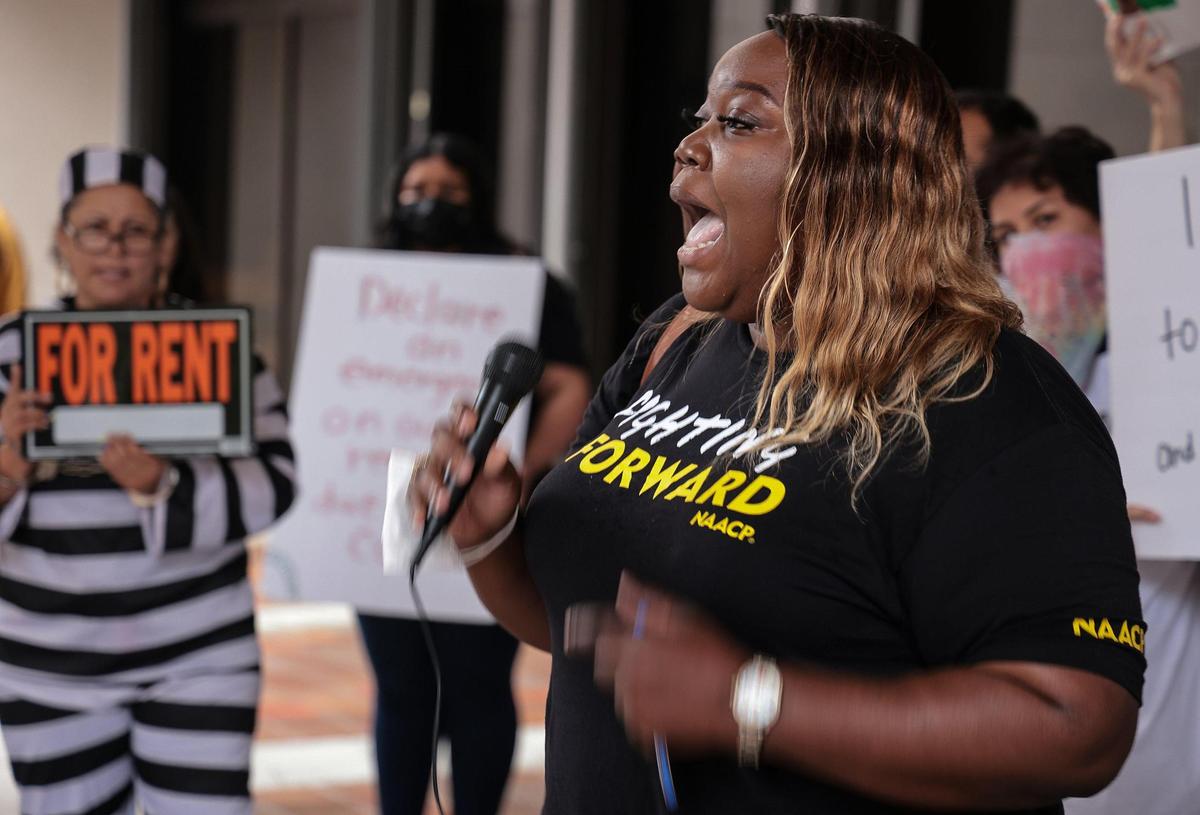 Daniella Pierre, de 40 años, presidenta de la sección local de NAACP, uniéndose a la protesta por los elevados alquileres y la necesidad de viviendas asequibles, exigiendo medidas a propietarios y políticos. Los defensores de la vivienda justa de Miami Coalition to Advance Racial Equity (MCARE), Struggle for Miami's Affordable and Sustainable Housing (SMASH), y otros manifiestándose en protesta por los altos alquileres y por la vivienda asequible antes de la reunión de la comisión del condado en el Ayuntamiento, en el downtown de Miami, la Florida, el martes 15 de marzo de 2022.