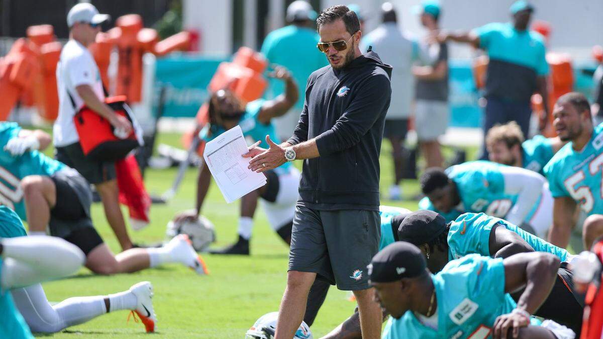 El entrenador en jefe de los Miami Dolphins, Mike McDaniel, habla con los jugadores durante la práctica en el Baptist Health Training Complex en Miami Gardens el viernes 29 de julio de 2022.
