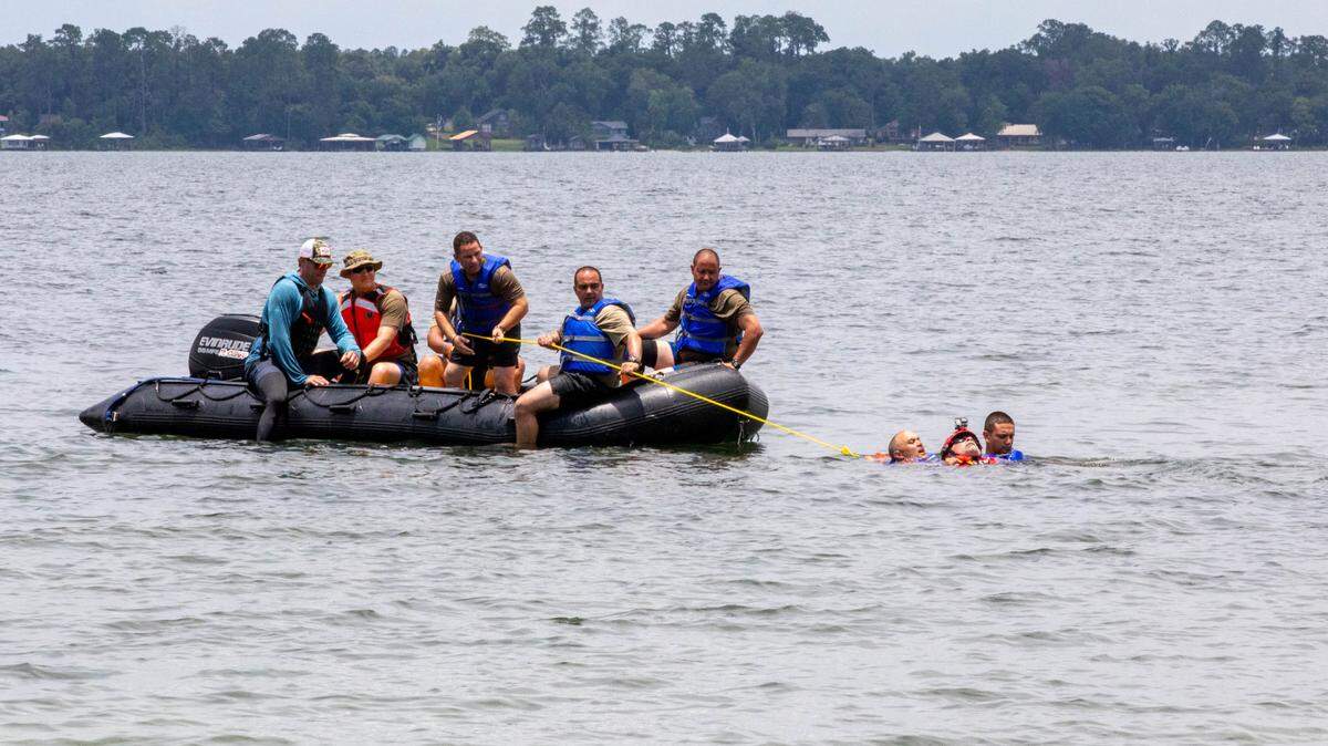 Reclutas de la Guardia Estatal de la Florida reciben instrucción de de soldados de la Guardia Nacional de la Florida y contratistas civiles para ejecutar un ejercicio de capacitación de supervivencia acuática en Camp Blanding, Florida, el 14 de junio de 2023.