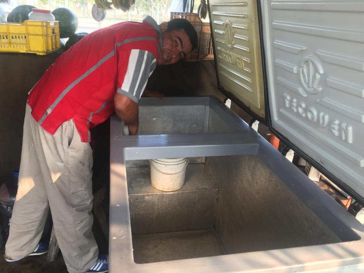 Alexander Villalobos, a fruit salesman in his fifties, says that he has lost several baskets of oranges, melons, watermelons, grapes and peaches. (Photo by Gustavo Ocando Alex)