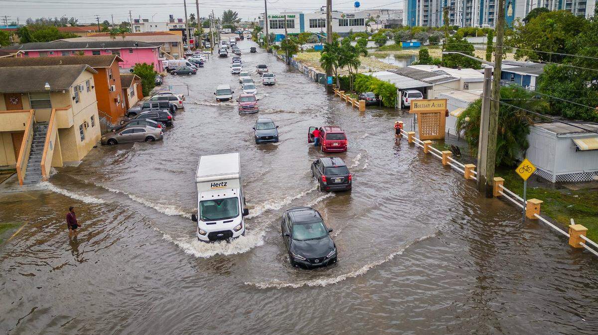 Vista aérea de las inundaciones que afectan W 29 Street y 14 Avenue en Hialeah cuando aguaceros torrenciales inundaron el sur de la Florida debido a una perturbación en la costa de la Florida el jueves 16 de noviembre de 2023.