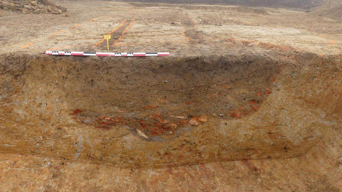 The extraction pit with failed tile projects at the bottom.