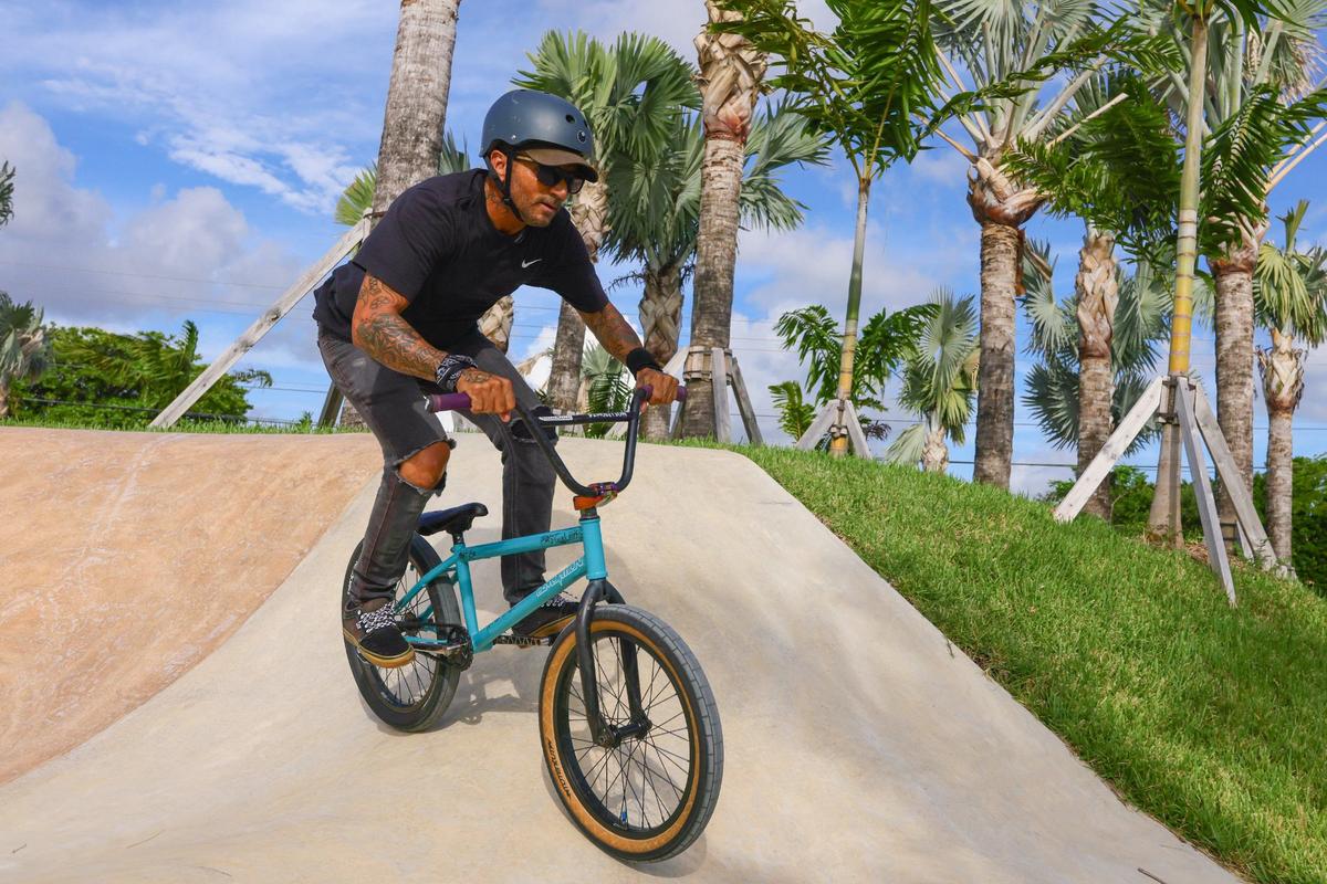 Tico, de 60 años, un ciclista de BMX retirado, anda en la pista de Skate de la recién inaugurada parte este del Doral Central Park en 3005 NW 92nd Ave. en Doral, Florida, el lunes 26 de agosto de 2024.