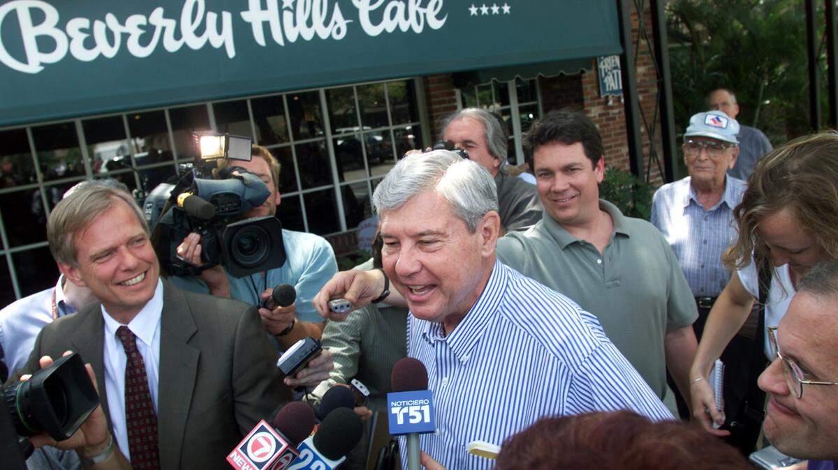 5/5/03 - Photo by Jared Lazarus/Herald staff - Miami Lakes - Sen. Bob Graham discusses his campaign for the White House with the media at Beverly Hills Cafe in Miami Lakes on Monday. Graham also invited area residents to his formal announcement to run for president, which will be held in Miami Lakes on Tuesday. 4 of 4 pics