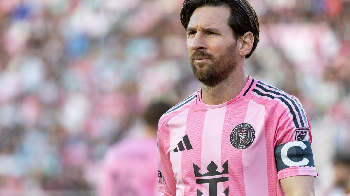 Inter Miami forward Lionel Messi (10) makes his way to take a corner kick against Toronto FC in the first half of their MLS match at Chase Stadium on Sunday, April 6, 2025, in Fort Lauderdale, Fla.