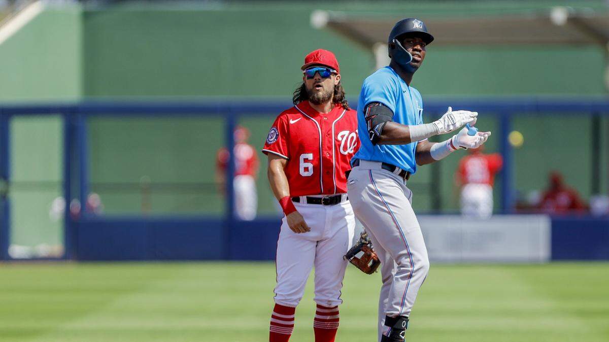 El jardinero de los Marlins Jesés Sánchez llega a segunda base tras pegar un doble en el segundo inning del partido ante los Nacionales de Washington, celebrado el 2 de marzo de 2023 en Palm Beaches, Florida.