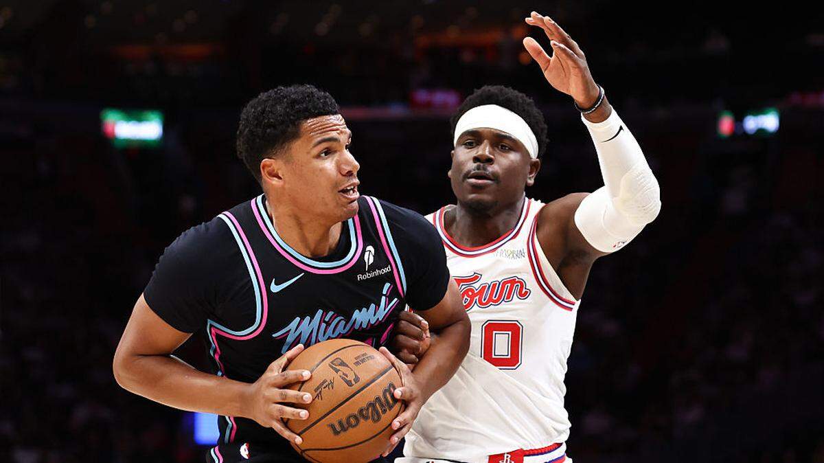 El armador del Heat Dru Smith (izq.) trata de pasar la marca de Aaron Holiday, de los Rockets de Houston, en el partido celebrado el 28 de febrero de 2026 en Miami. 