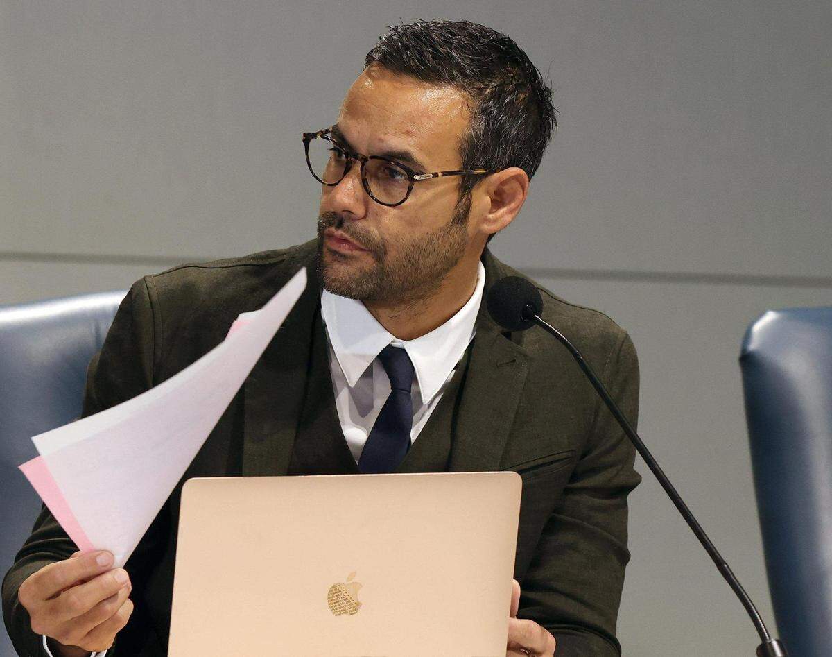 Miami Beach Commissioner David Suarez speaks during a meeting at the Miami Beach Convention Center on Dec. 13, 2023.