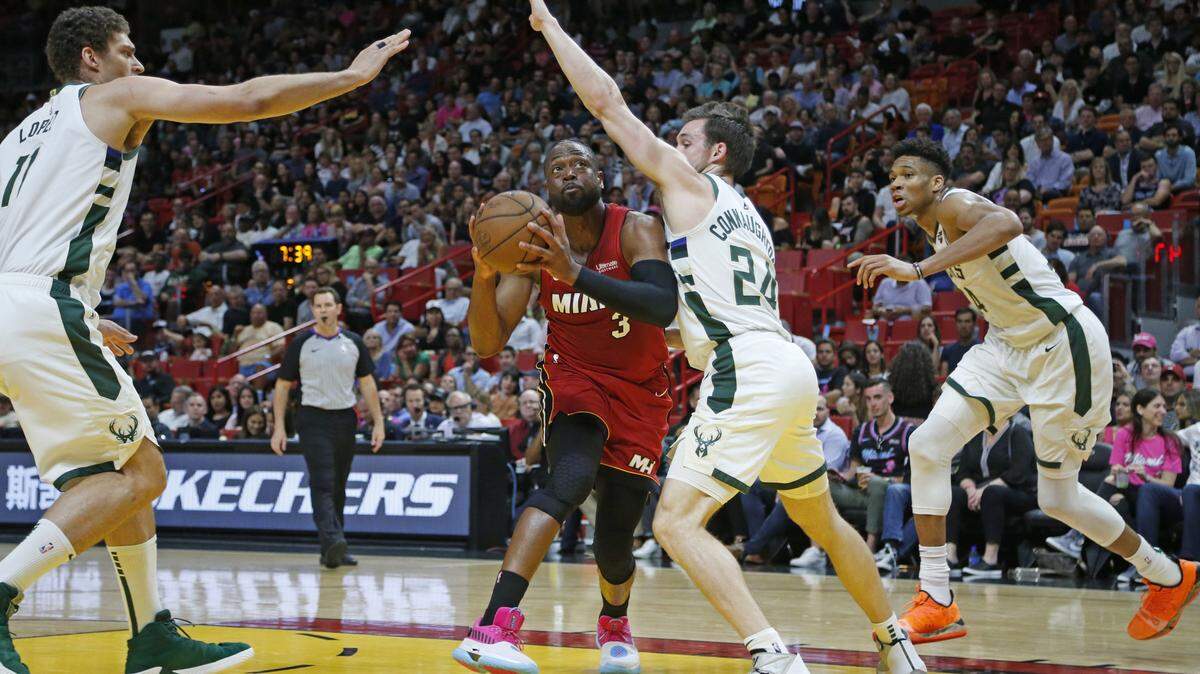 El escolta del Heat penetra al al aro rodeado de jugadores de los Bucks este viernes en el American Airlines Arena.