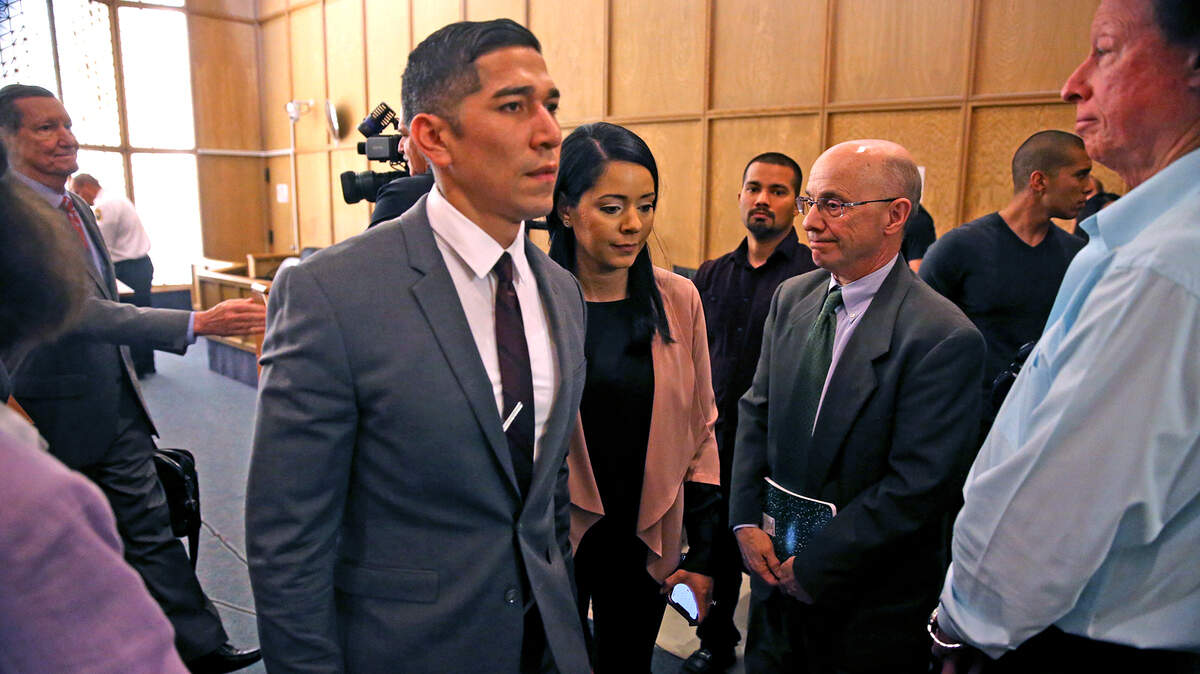 El agente de policía de North Miami Jonathon Aledda sale del tribunal de apelación de Miami luego de que el mismo anulara la condena por negligencia culposa de Jonathon Aledda.