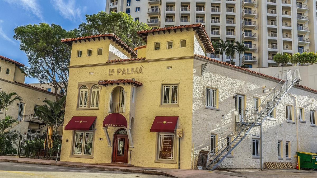 El edificio La Palma, un monumento histórico construido por el arquitecto George Fink en 1924 en Galiano Street, en Coral Gables, es el nuevo local del bistro Bouchon del chef Thomas Keller.