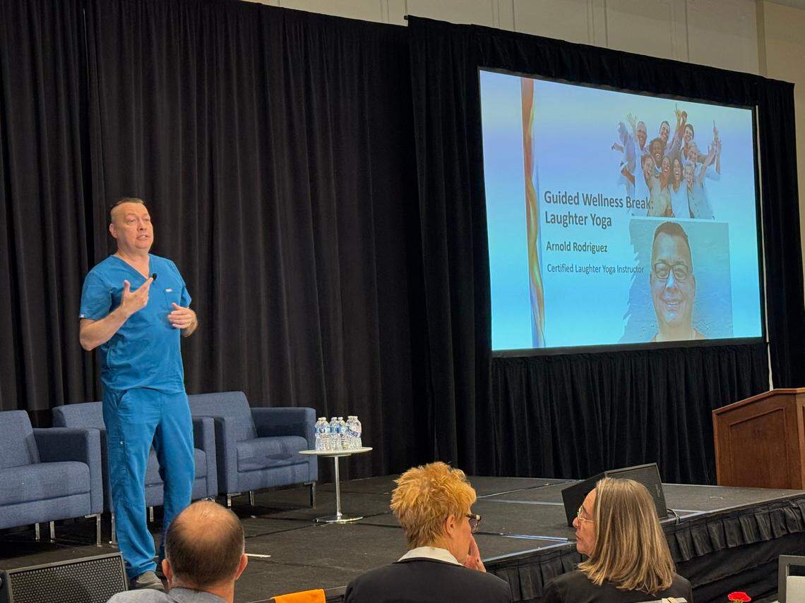 Arnold Rodríguez, instructor certificado en yoga de la risa, guía a los asistentes a través de ejercicios de risa durante el evento “La nueva cara del envejecimiento: el envejecimiento y el arte de la felicidad”, organizado por la Alianza para el Envejecimiento en Miami, Florida, el 2 de mayo de 2025.