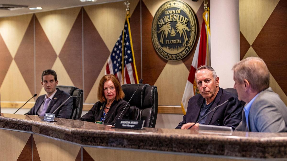 (De izquierda a derecha) El alcalde de Surfside, Shlomo Danzinger, y los comisionados Marianne Meischeid y Fred Landsman escuchan al administrador municipal, Andy Hyatt en una reunión de la comisión en el Ayuntamiento el 29 de marzo de 2022. 