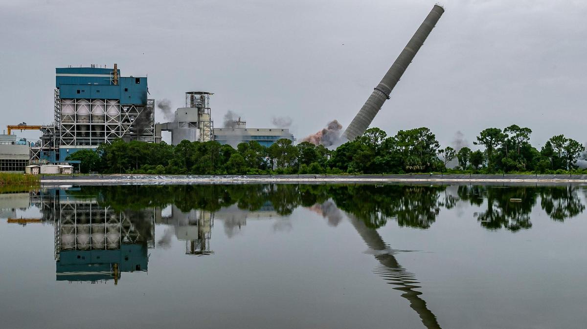 Florida Power & Light implosiona su última central eléctrica de carbón en la Florida, en Indiantown, en el Condado Martin, el 16 de junio de 2021.