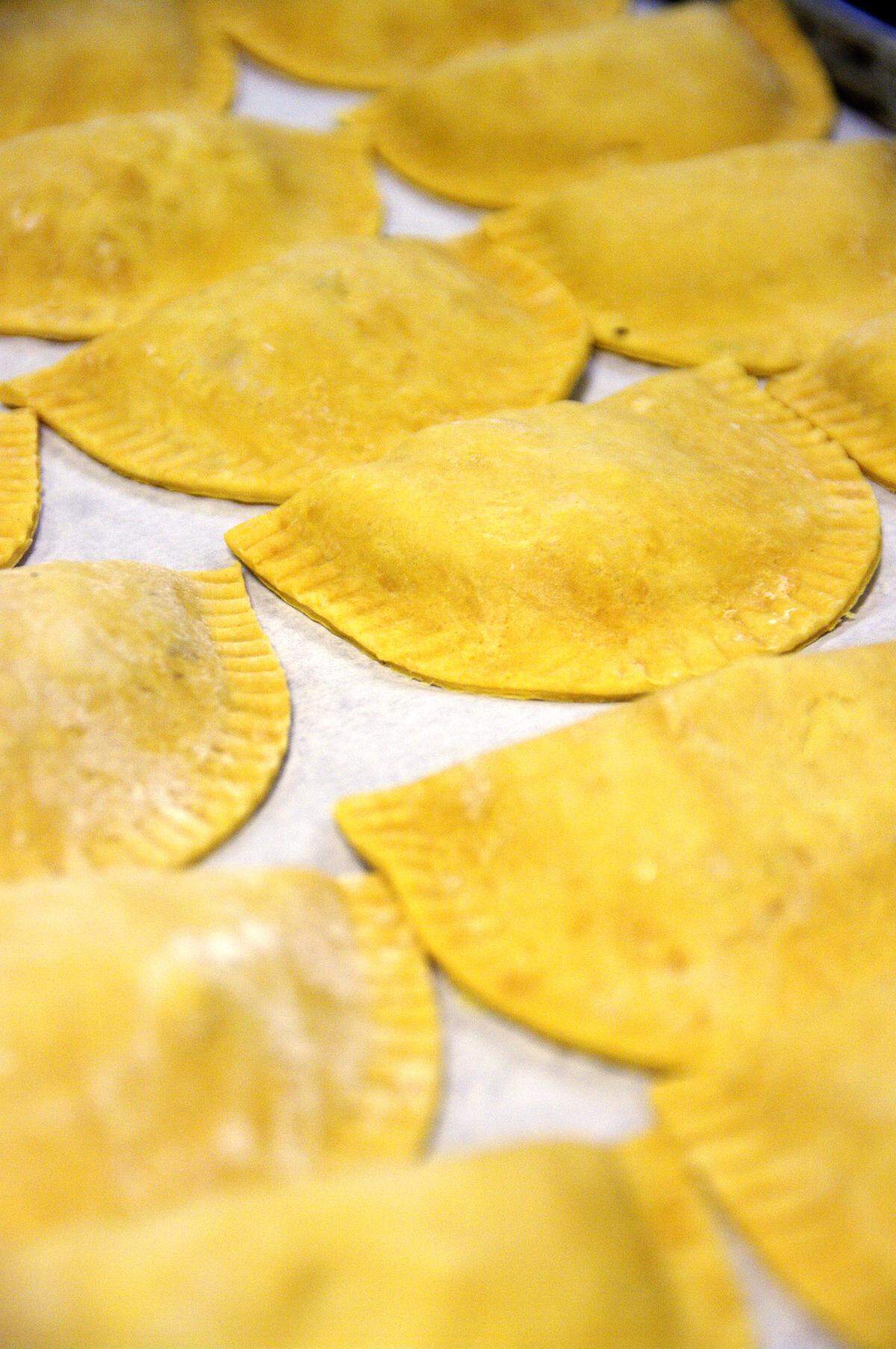 Una bandeja de empanadas jamaicanas.