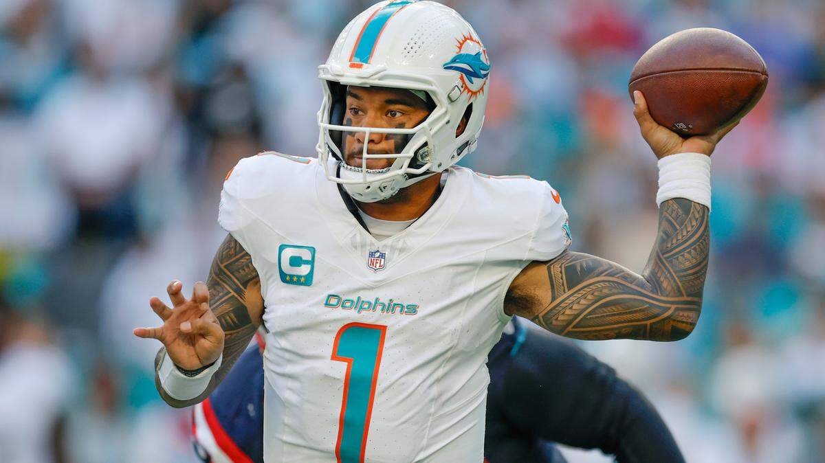 El quarterback de los Miami Dolphins, Tua Tagovailoa (1), se prepara para pasar contra los New England Patriots en la segunda mitad de su partido de la NFL en el Hard Rock Stadium en Miami Gardens, Florida, el domingo 24 de noviembre de 2024.
