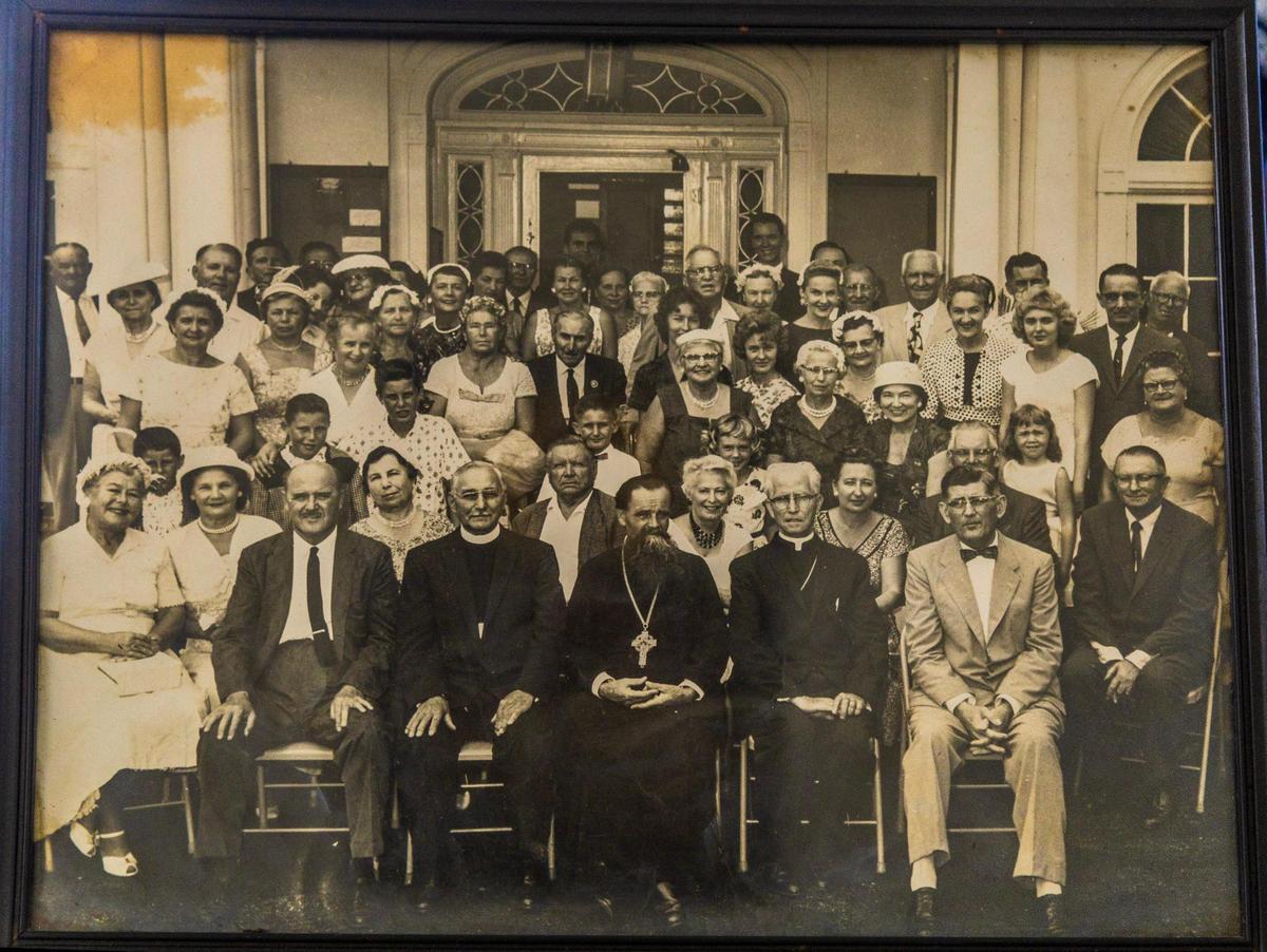Una foto histórica tomada en 1960 de los feligreses y fundadores de la Iglesia Greco Católica Ortodoxa Rusa de los Santos Pedro y Pablo en La Pequeña Habana, una de las parroquias ortodoxas orientales más antiguas de Miami, que también resulta ser el hogar restaurado del primer alcalde de Miami. el viernes 07 de febrero 2025.