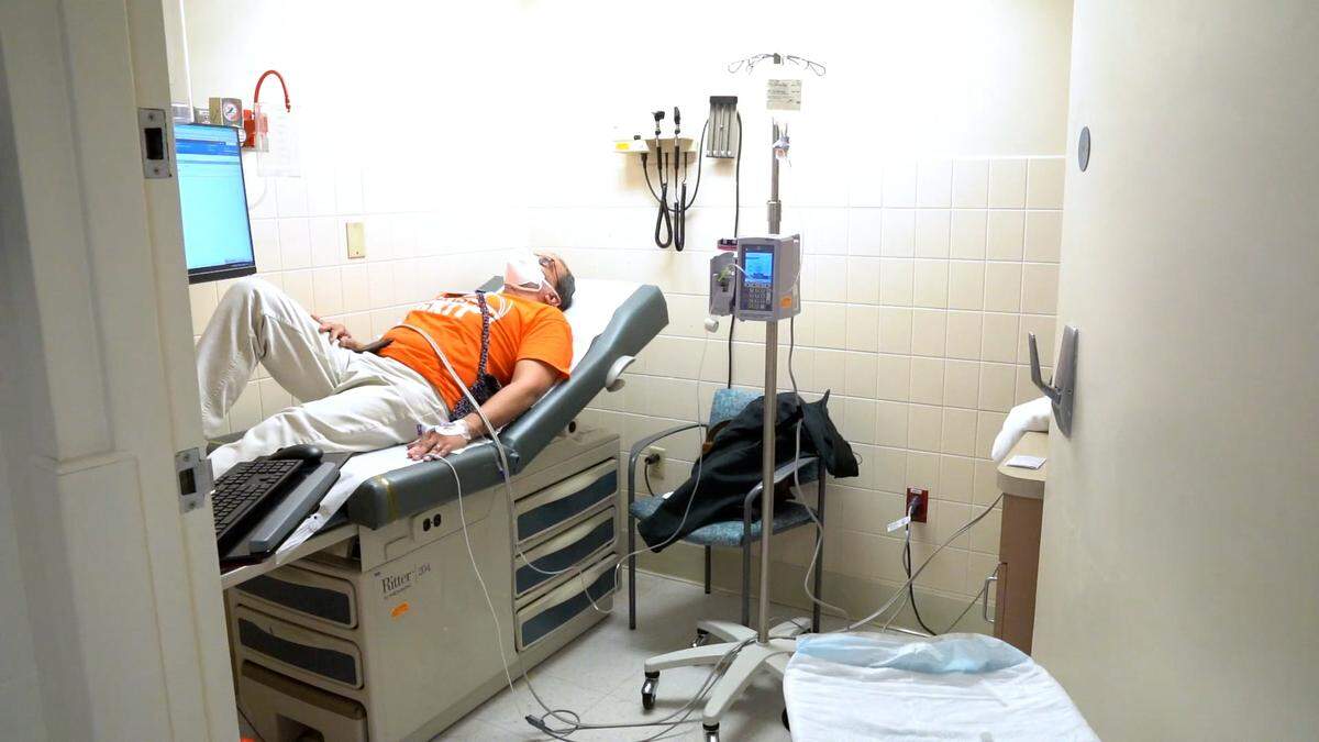 Los anticuerpos monoclonales se utilizan para tratar el COVID-19 leve o moderado dentro de los 10 días siguientes al primer síntoma de la persona, para prevenir la enfermedad grave, la hospitalización y la muerte.&nbsp;