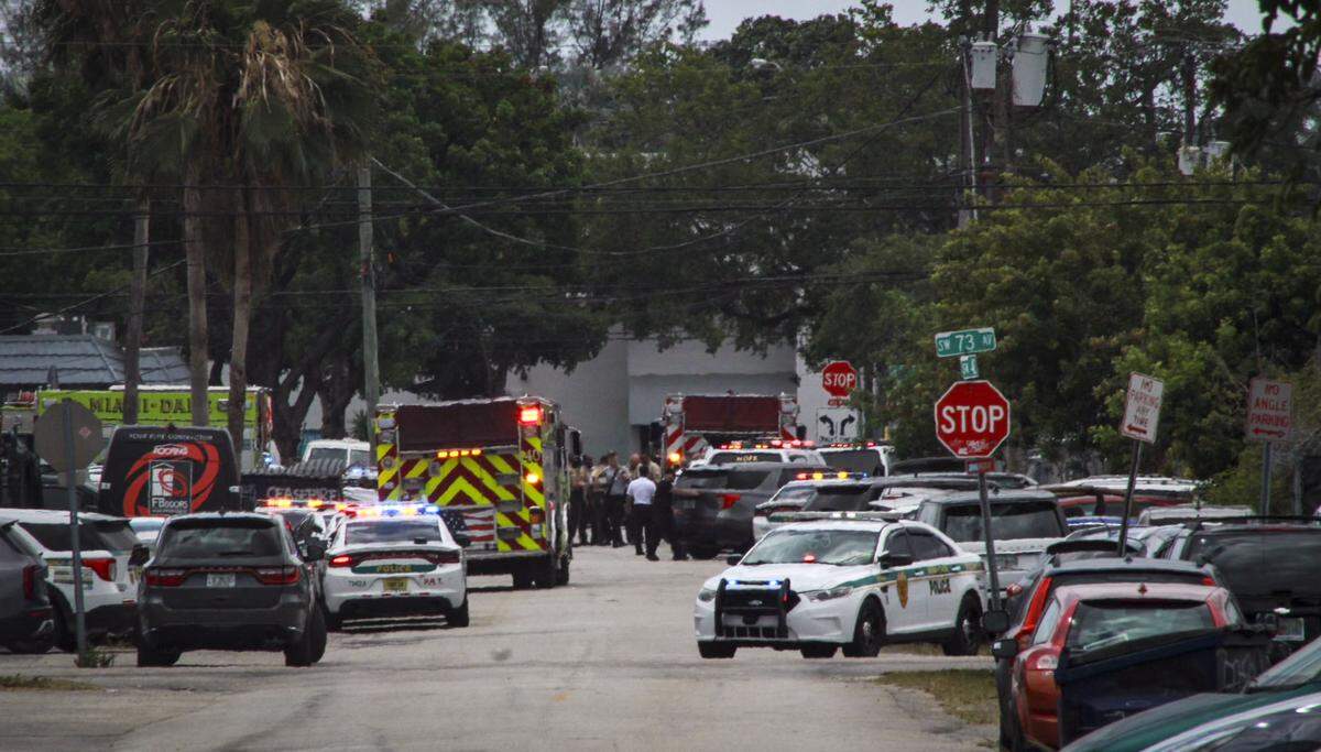 Agentes policiales de Miami-Dade investigan el lugar donde ocurrió un tiroteo, cerca de la avenida 75 del suroeste y la calle 45, en el distrito de almacenes cerca de Bird Road, Miami, el jueves, 24 de abril de 2025.