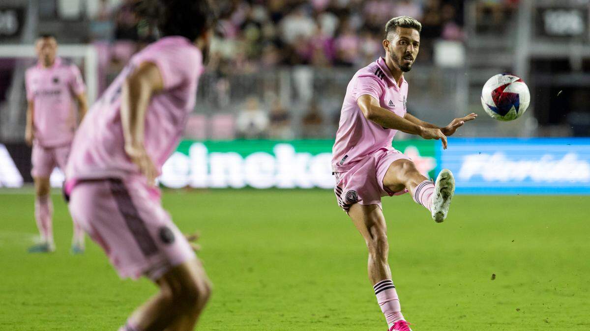 El mediocampista de Inter Miami Jean Mota (der.) pasa el balón a Rodolfo Pizarro en un partido de la MLS celebrado el 4 de marzo de 2023 en Fort Lauderdale, Florida.