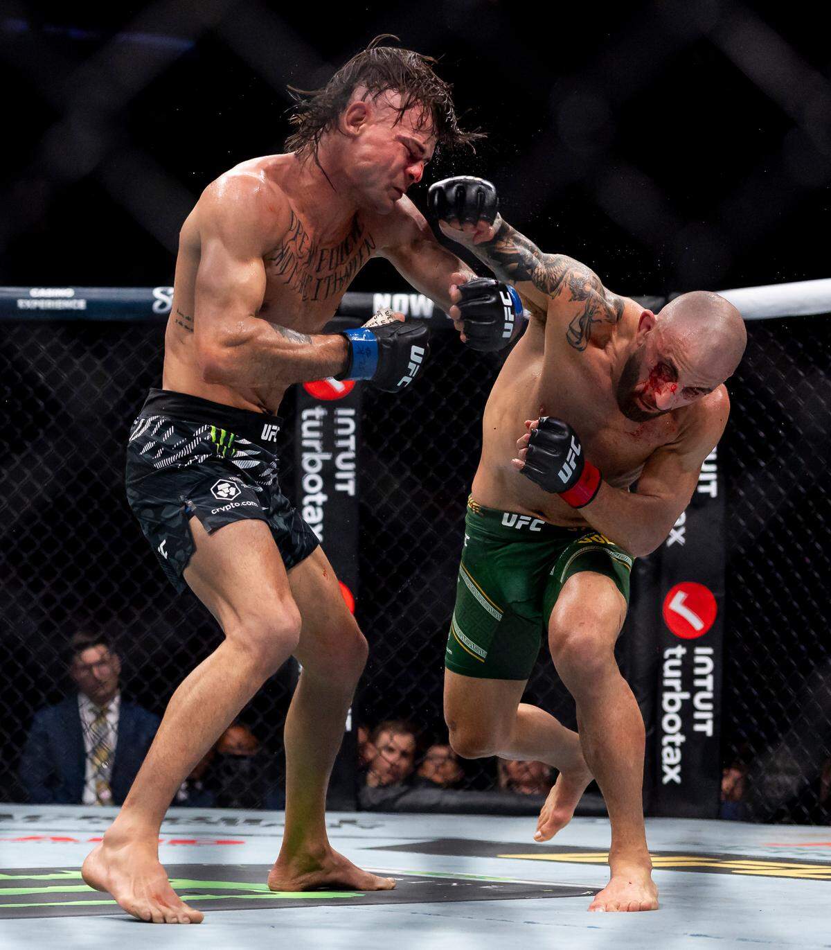 Alexander Volkanovski of Australia fights against Diego Lopes of Brazil in their featherweight title bout during UFC 314 at the Kaseya Center on Saturday, April 12, 2025, in downtown Miami, Fla.