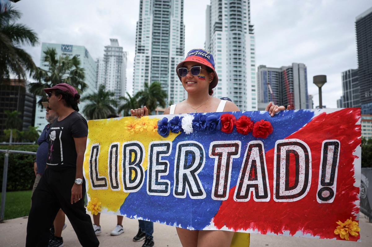 Miami, Florida, August 17, 2024 -Carrying a banner bearing her country’s colors with the word Freedom! Written on it, Zarahy Carrera arrives at a rally at Bayfront Park on Saturday, Aug. 17, 2024, in downtown Miami, Fla. The rally was held in opposition of Venezuelan strongman Nicolás Maduro and what many in the international community believe was a rigged election.