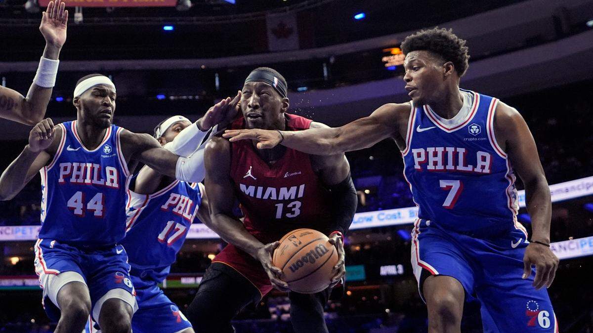 El centro del Heat de Miami Bam Adebayo (13)  toma un rebote ante la defensa de los 76ers, en el partido celebrado el lunes 18 de marzo de 2024 en Filadelfia.