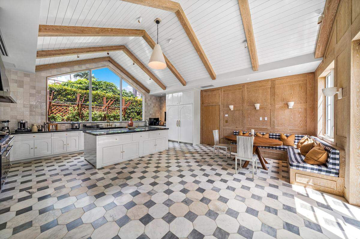 J. Christopher Burch, co-founder of Tory Burch invested an undisclosed amount in renovations since he bought the residence three years ago. Here is the entrepreneur’s kitchen.