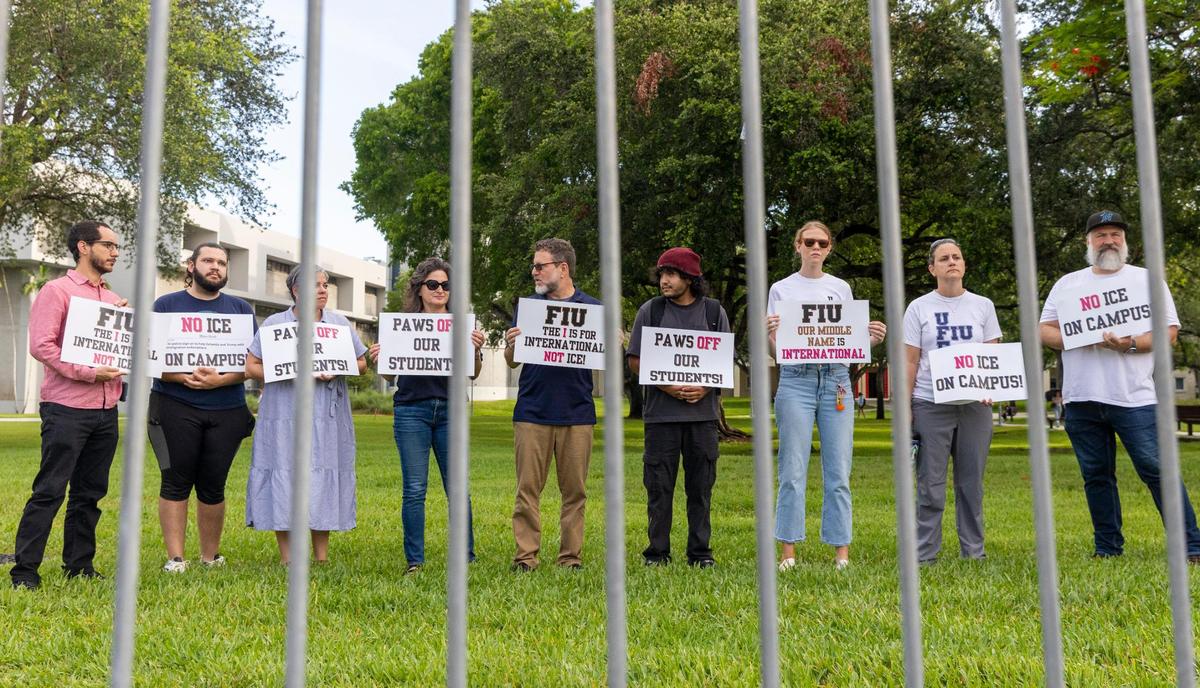 Profesores y estudiantes de la Universidad Internacional de la Florida (FIU) unieron fuerzas para instar a las autoridades de FIU a rechazar el contrato 287(g) durante una protesta contra ICE el jueves 12 de junio de 2025, en Miami, Florida.